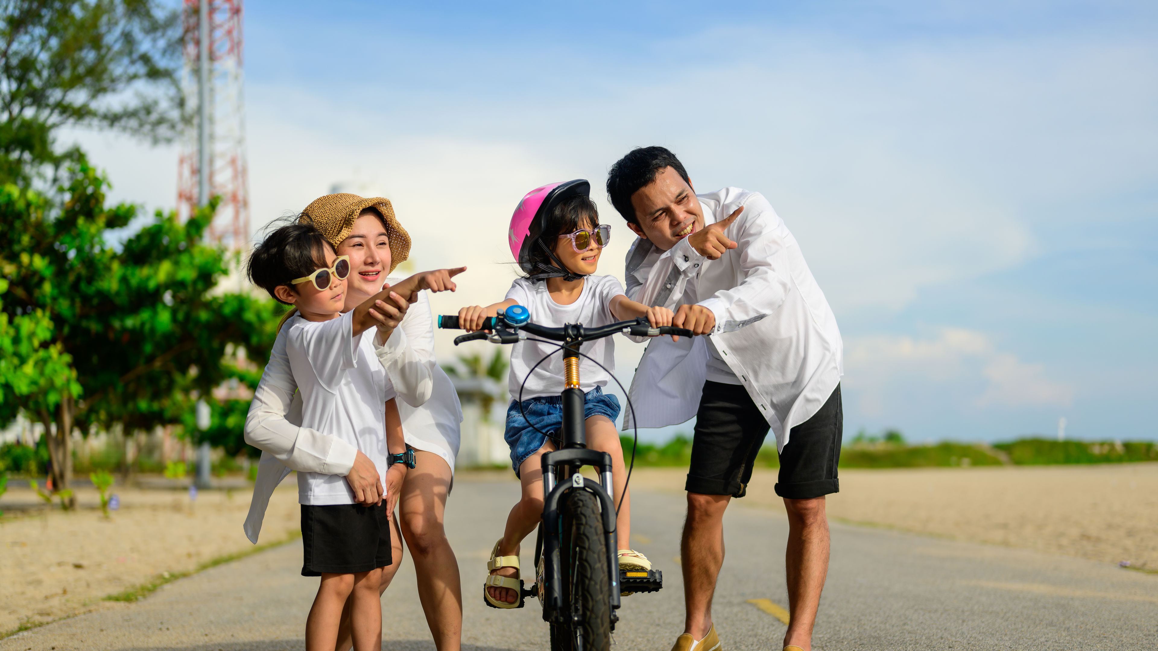 Isang pamilya na gumugol ng oras sa kanilang anak sa isang bisikleta. 