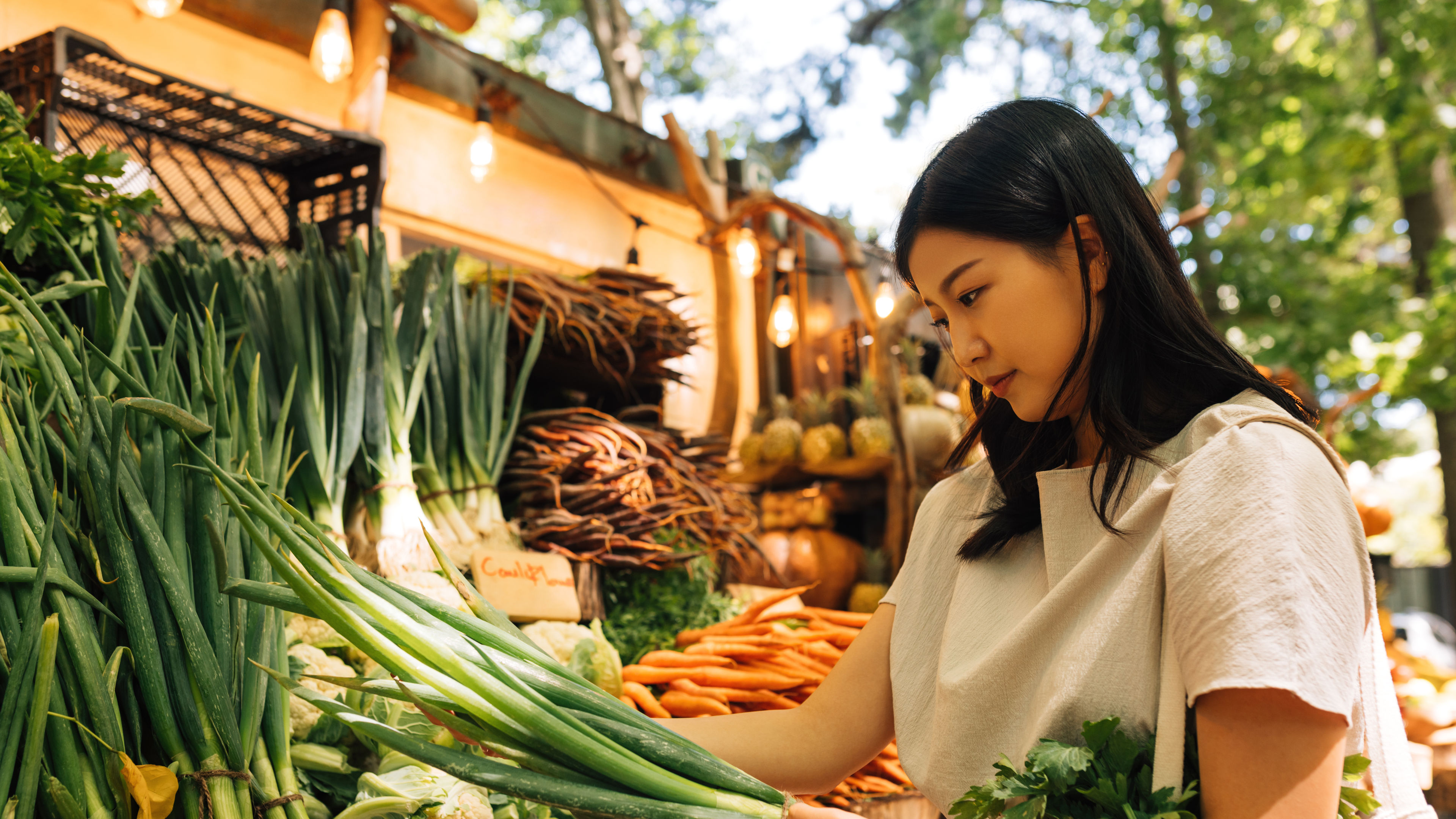 Isang babae na may hawak na ilang veggies