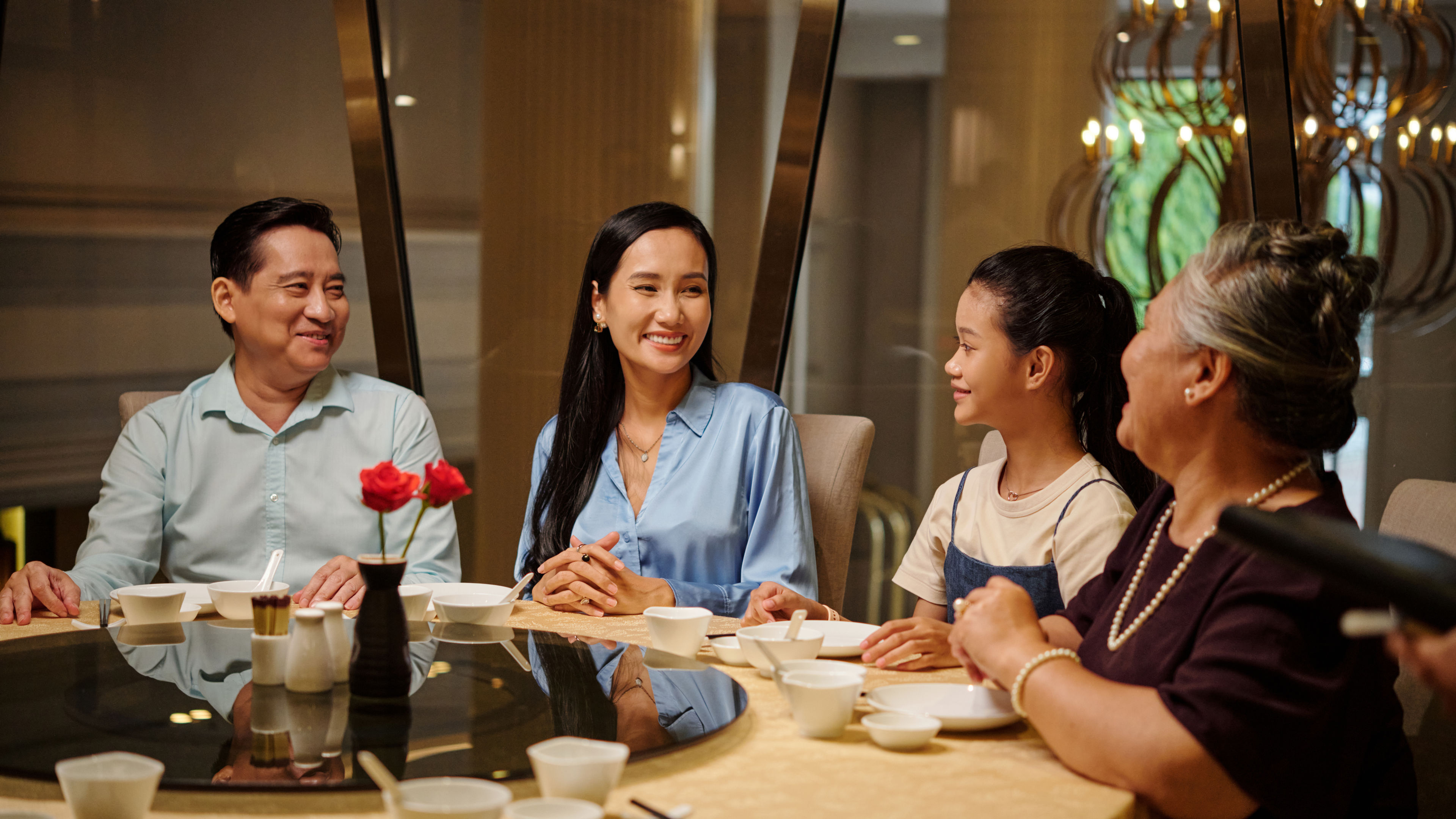 Pagtitipon ng pamilya sa restaurant. 