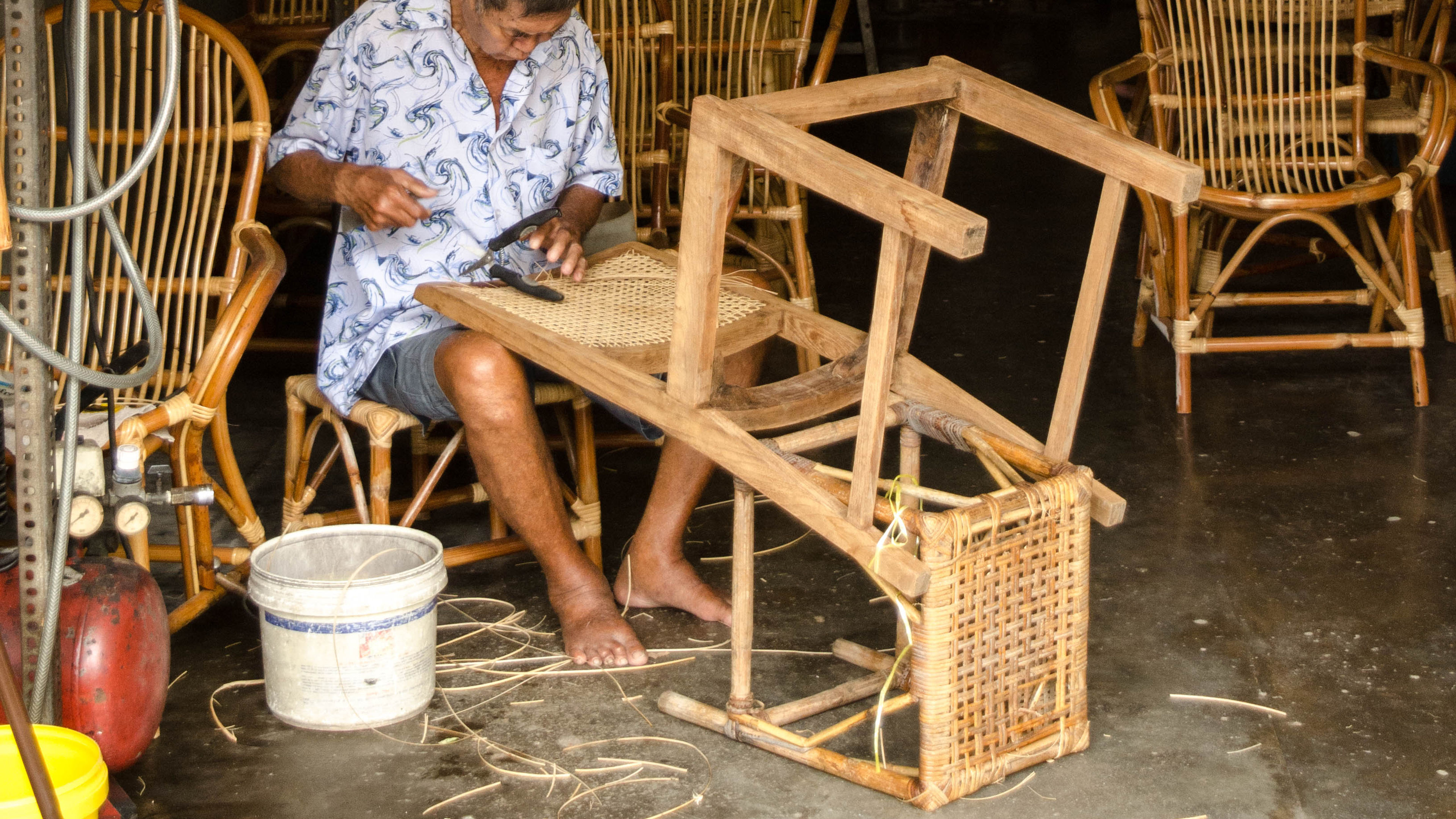 Matandang lalaki na gumagawa ng mga kasangkapan sa kahoy 