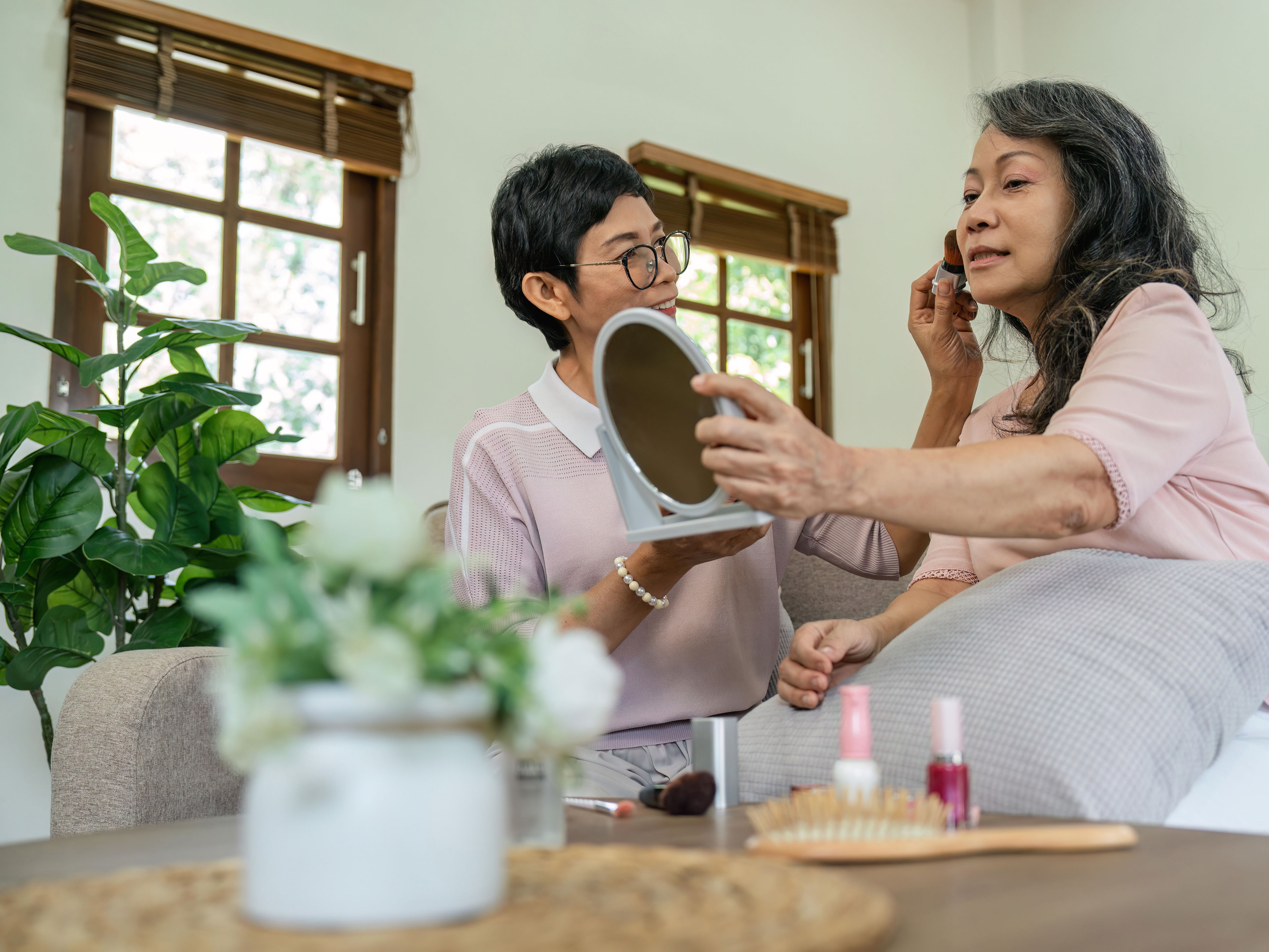 Dalawang babaeng gumagawa ng makeup 