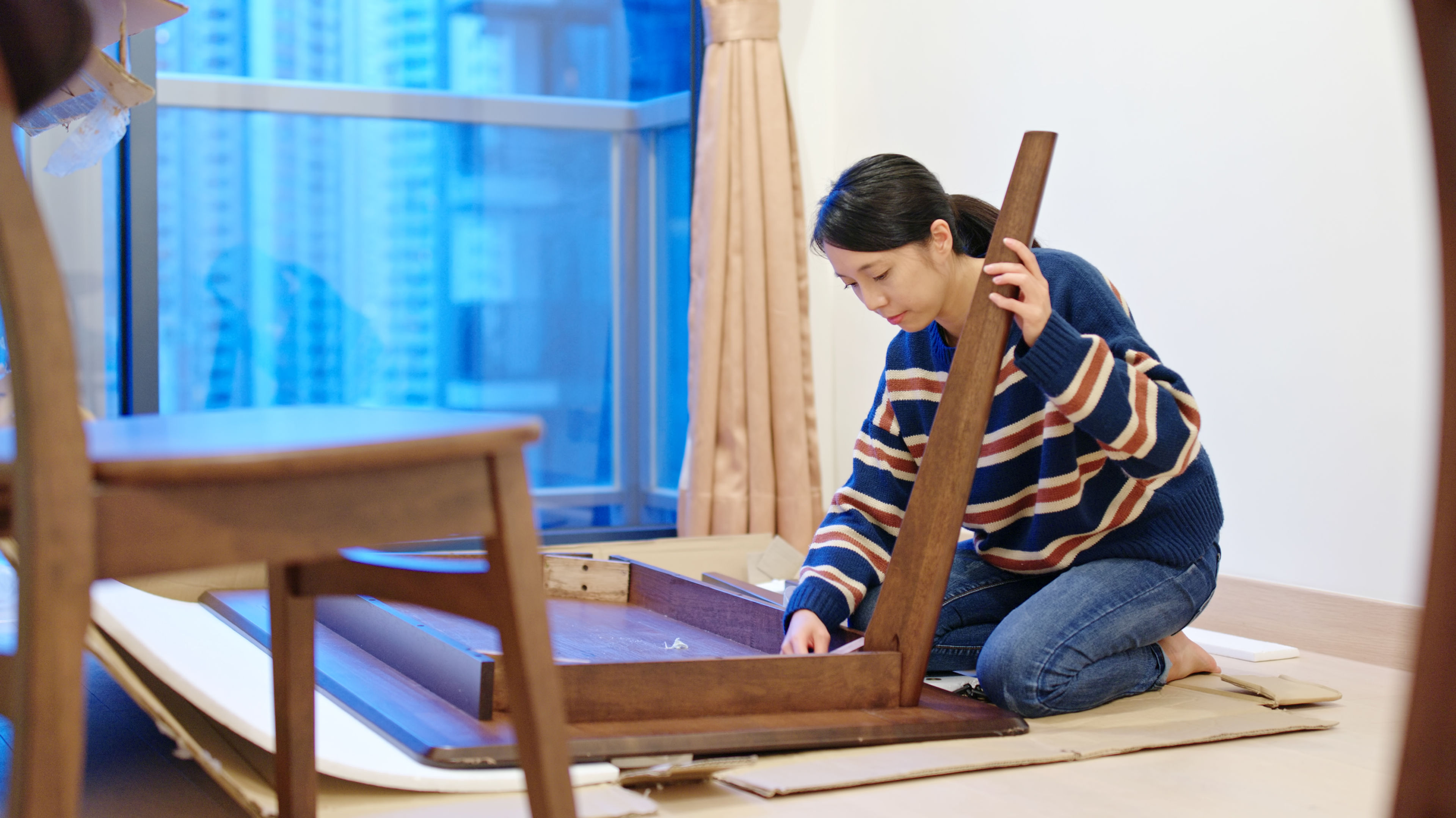 Babae assemble table sa bahay 