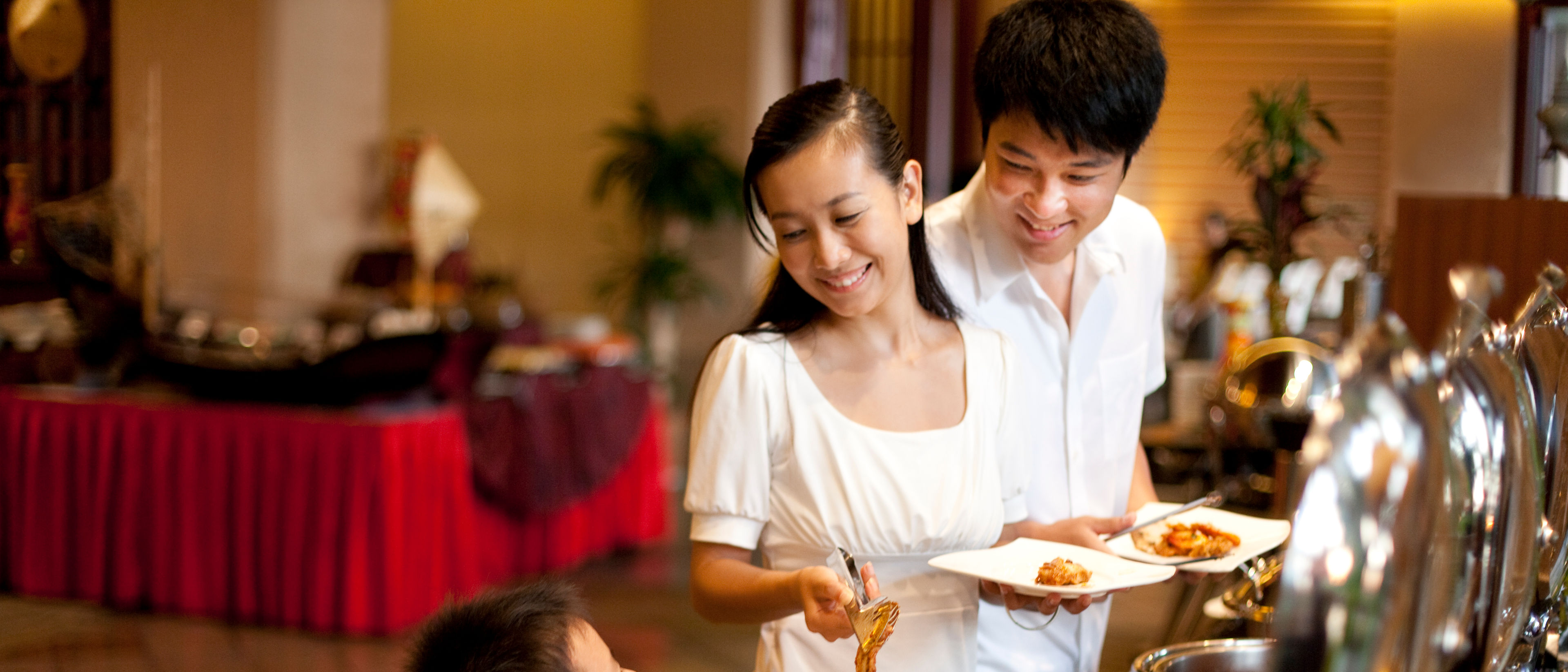 Một gia đình ba người ăn buffet trong nhà hàng