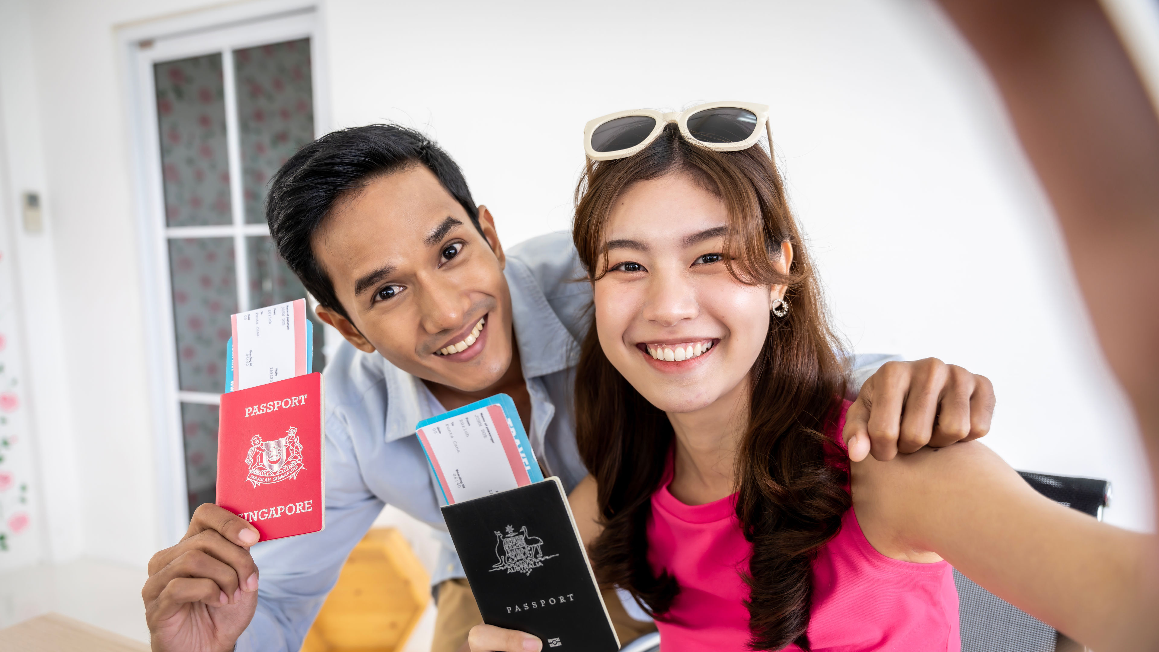 Asian couples are preparing to travel together both domestically and internationally. Have a good travel plan through the Internet.  