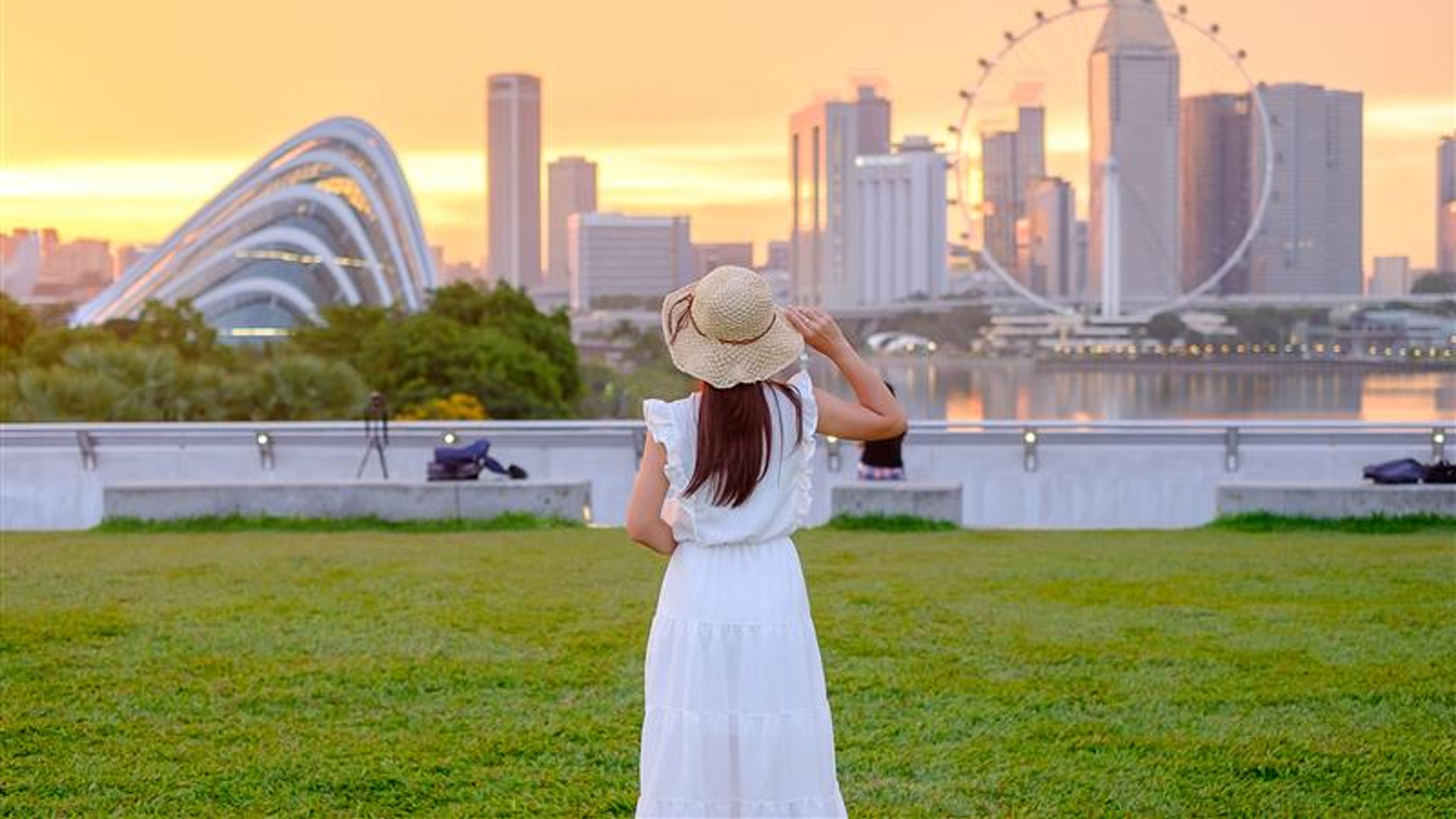 A beautiful woman enjoying the city view 