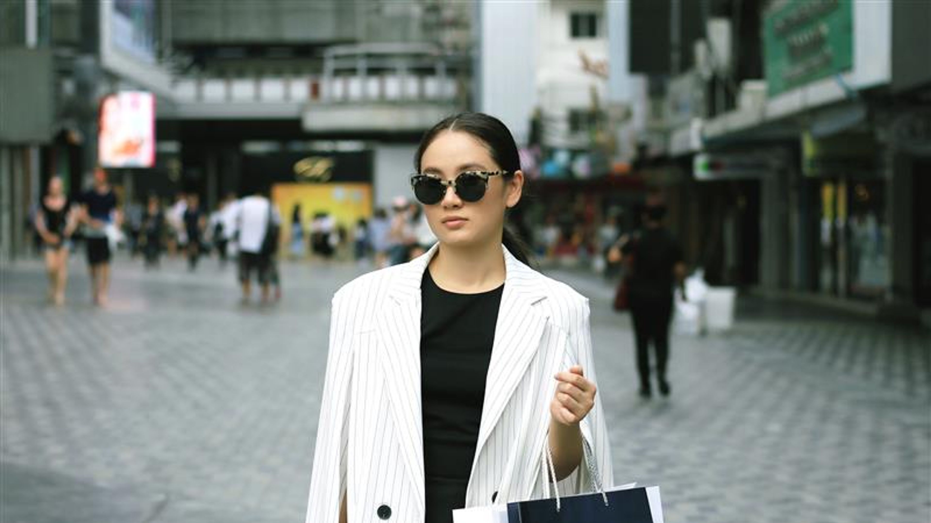 Image of a stylish woman 