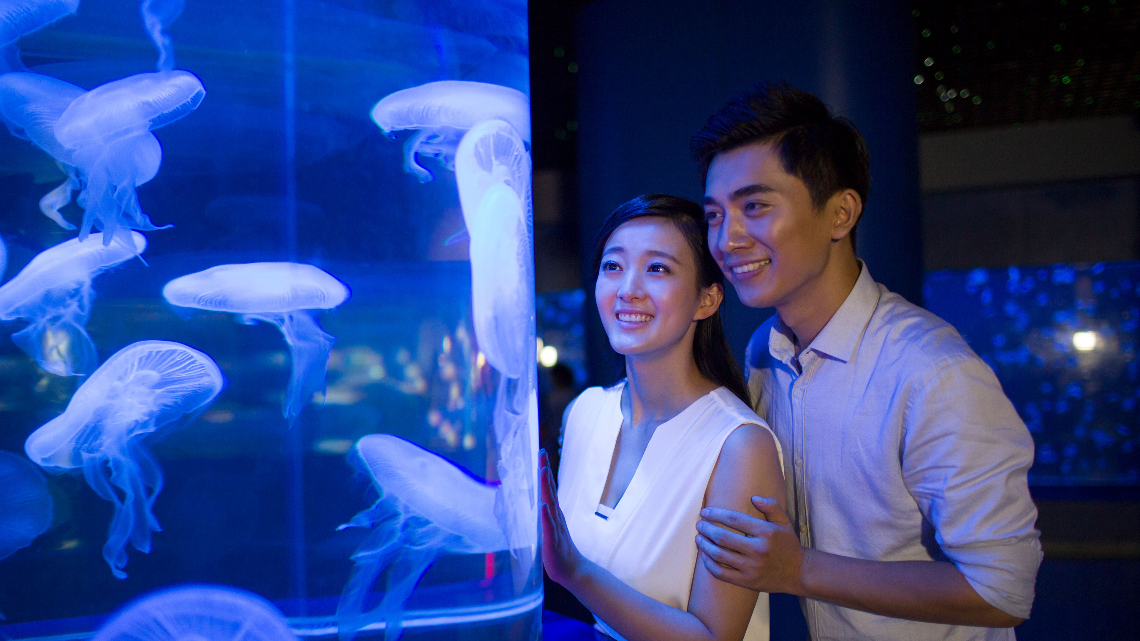 Young couple in aquarium and enjoying the sights 