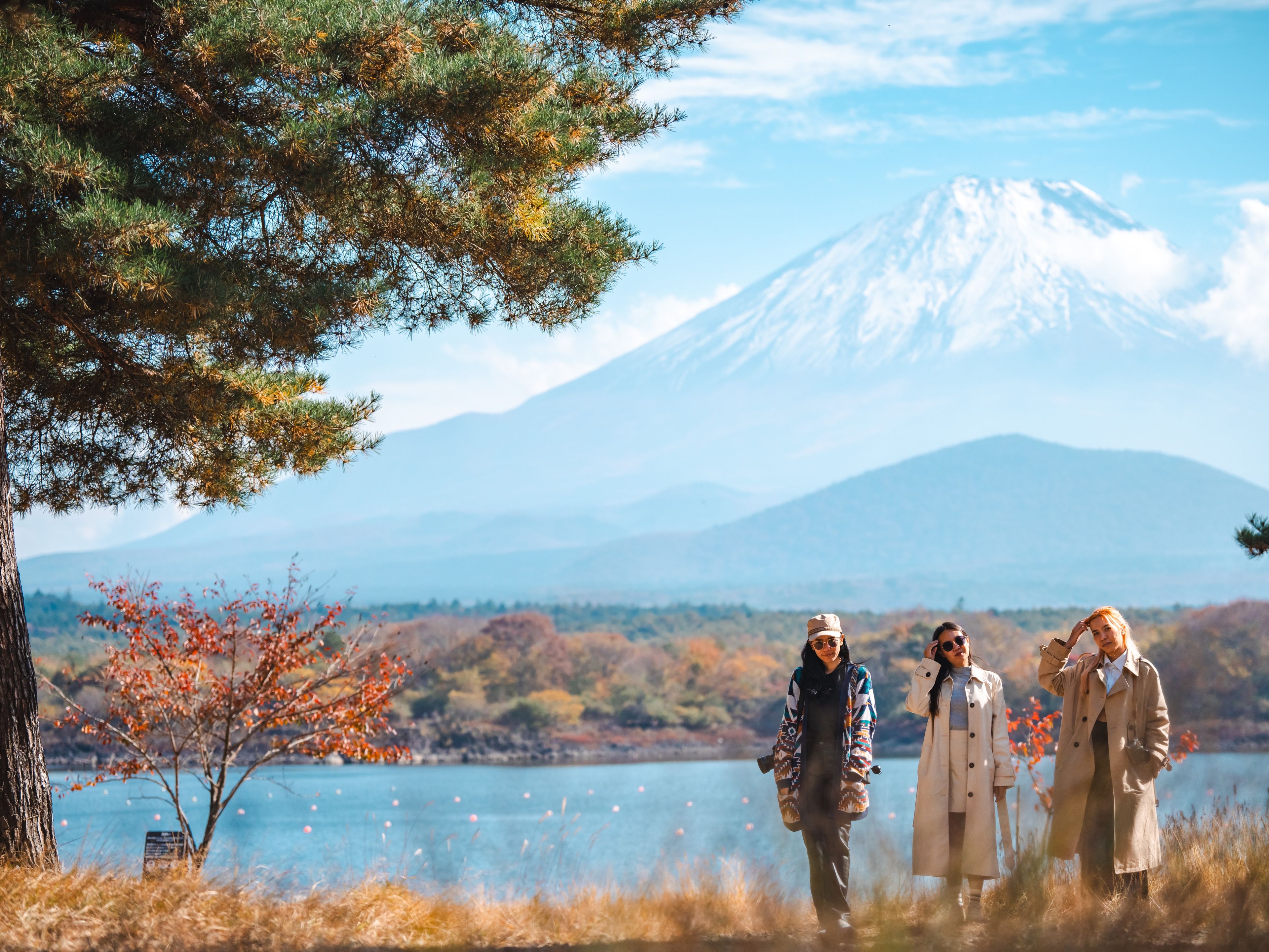 Happy tourist traveler woman or man enjoying on lake kawaguchiko with mount fuji