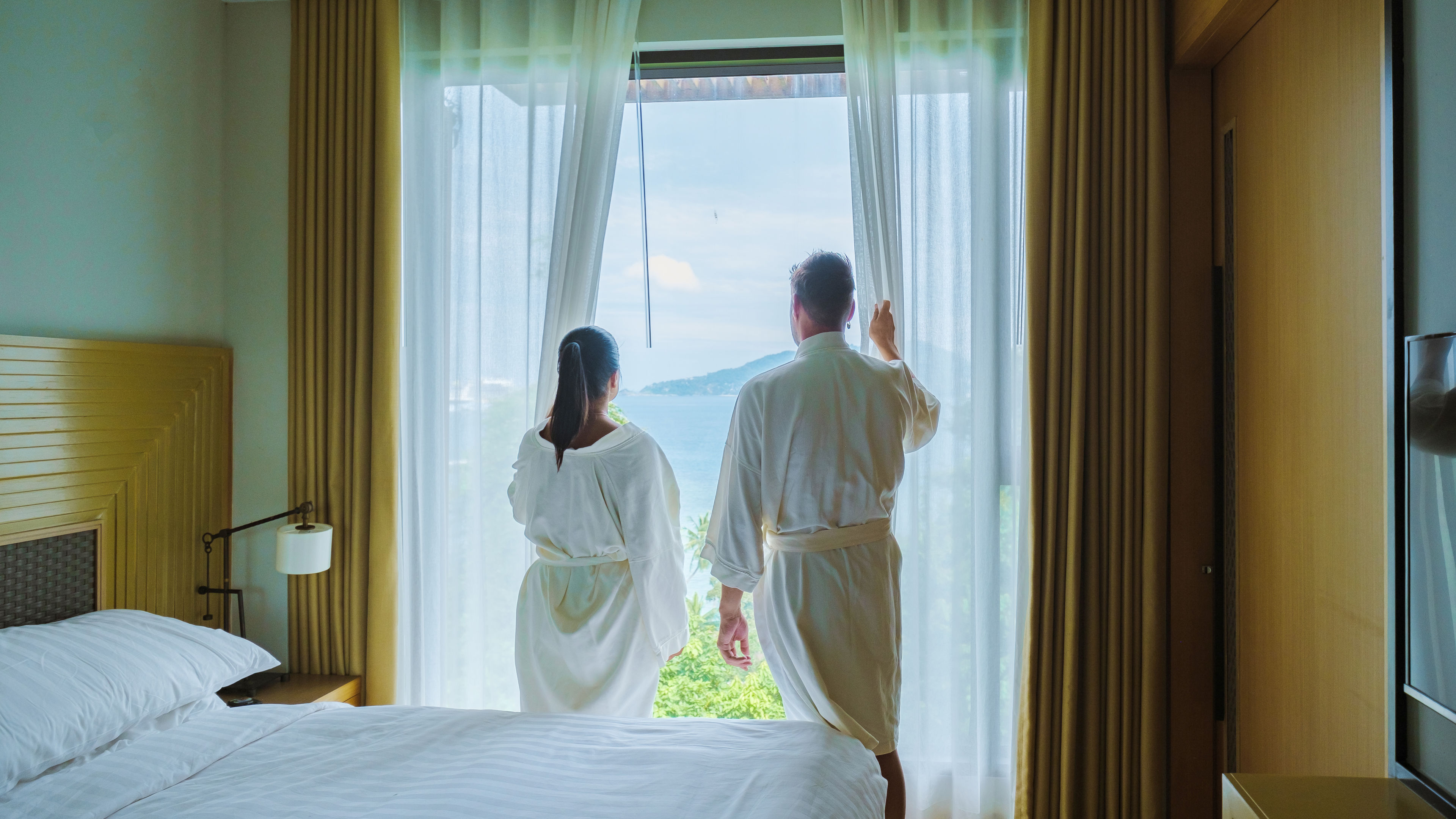 الأزواج في غرفة الفندق