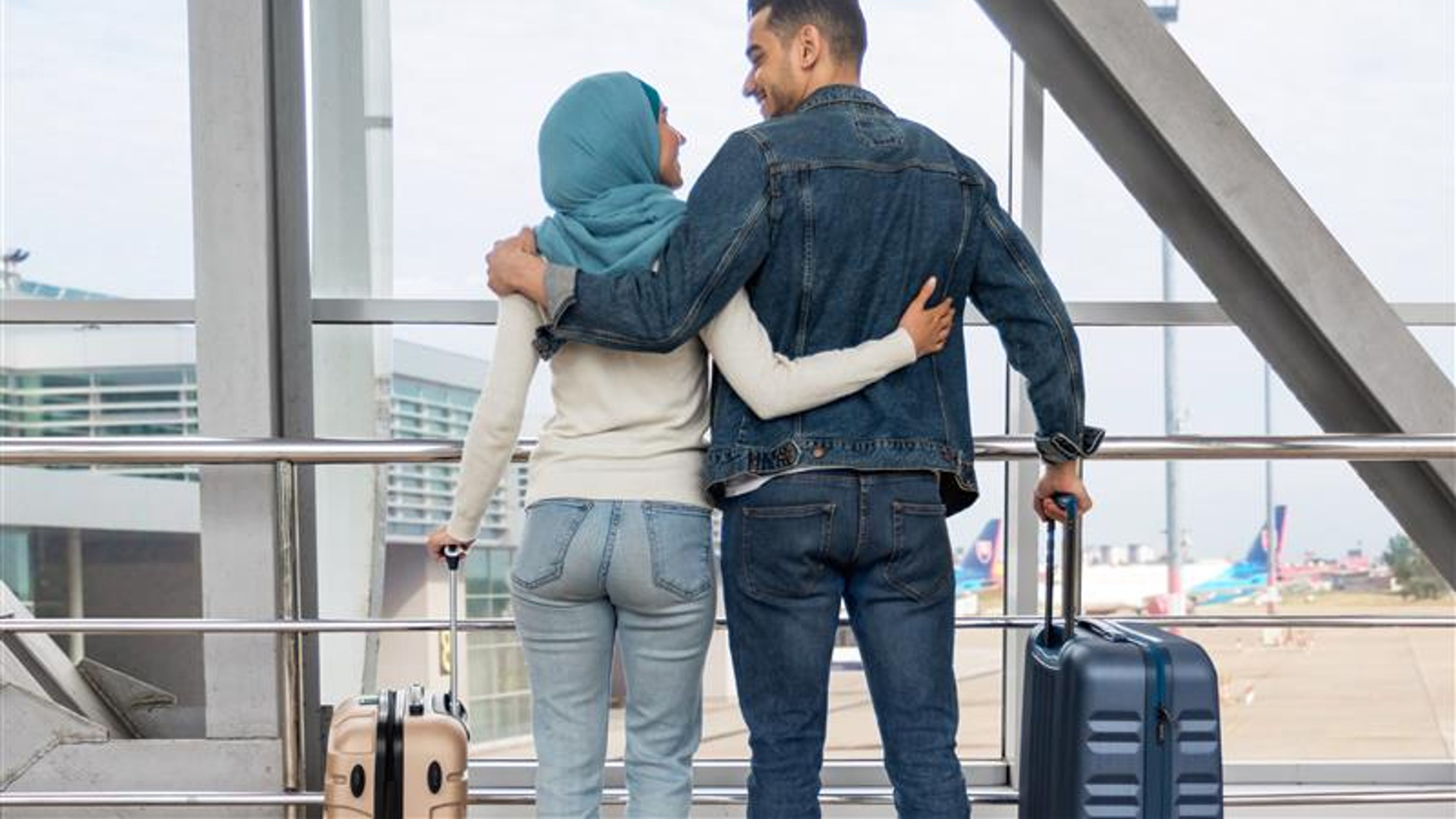 زوجان مسلمان رومانسيان في المطار